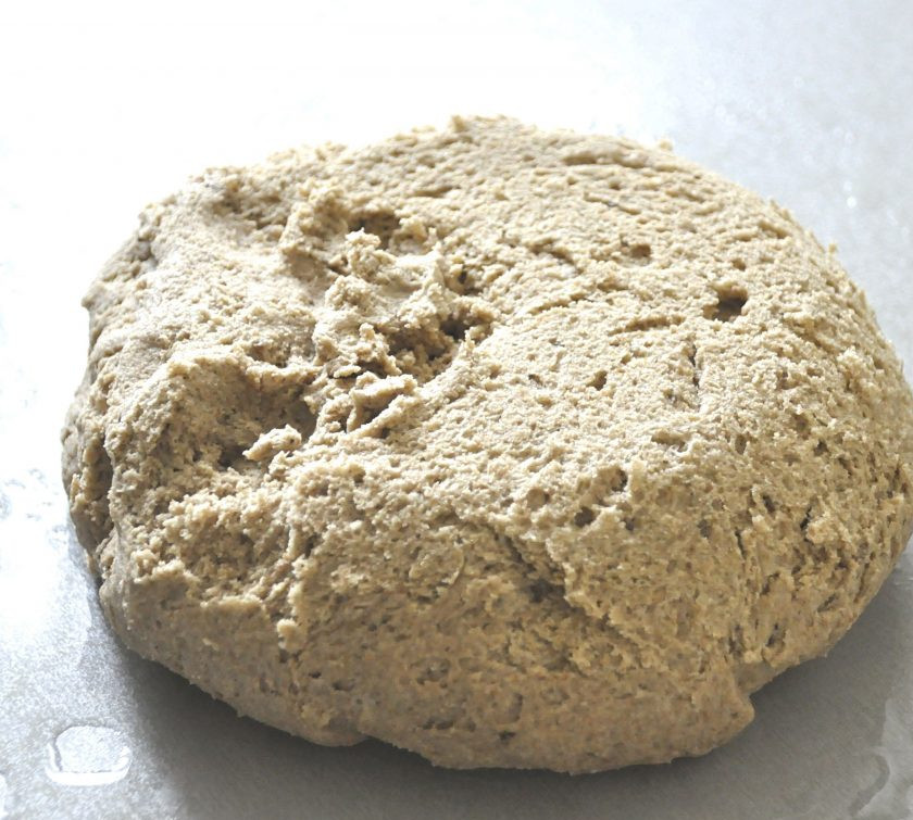 1. Этап. Рижский хлеб по ГОСТу: Через 2 часа сбрызните рабочую поверхность стола водой, выложите тесто.