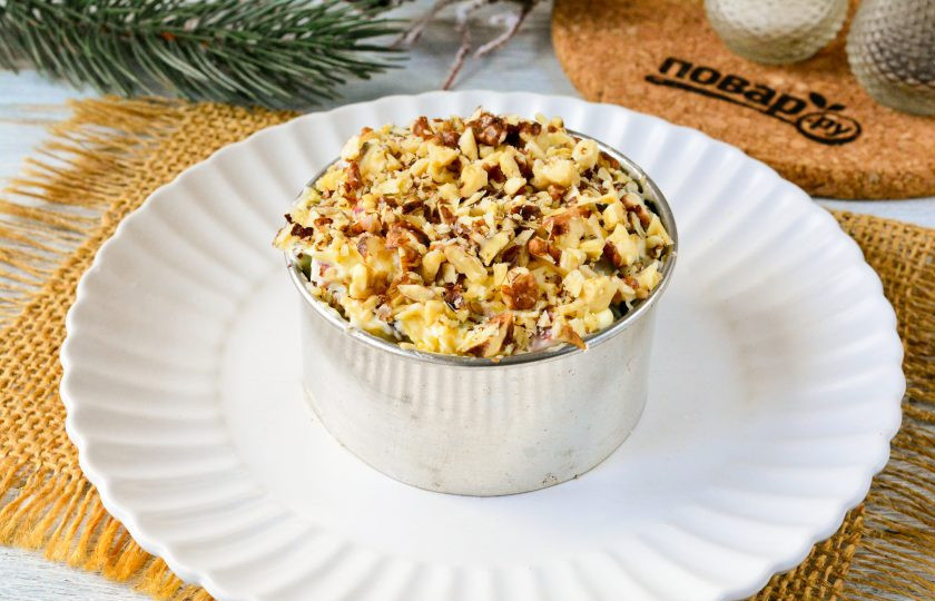 1. Этап. Салат Зимняя сказка: Я выложила салат порционно при помощи кольца и украсила мелко рублеными грецкими орешками.