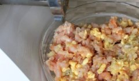 1. Этап. Cамса с курицей и сыром: 2. Для начинки мелко режем филе, добавим специи, кусочки сливочного масла, мелко порезанный сыр и измельченный лук. Перемешаем. Начинка готова.