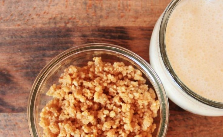 1. Этап. Простой чизкейк: Смешайте крошку печенья со сливочным маслом и распределите ее по жаропрочным формочкам. Утрамбуйте песочную крошку и вылейте на нее кремовую массу.