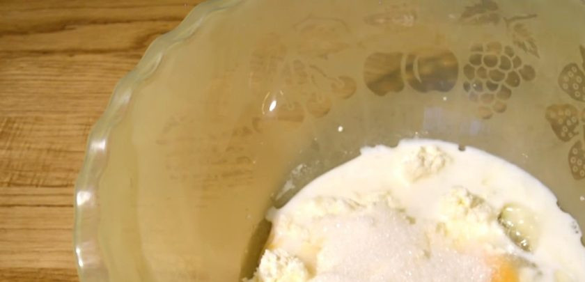 1. Этап. Творожные булочки Как пух: 2. В миску добавьте яйца, соль, растительное масло, теплое молоко, творог, сахар, ванильный сахар и опару. Хорошо перемешайте массу венчиком. Просейте муку, добавьте мягкое сливочное масло.