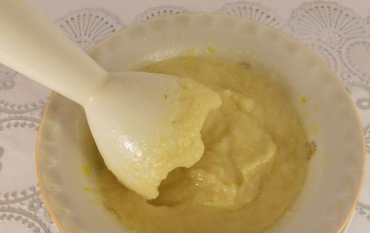 1. Этап. Гедлибже: Готовый лук измельчите в пюре с помощью блендера.