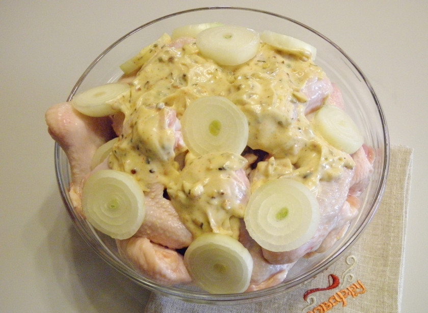 1. Этап. Маринад для куриных крылышек: Замаринуйте крылышки с луком в маринаде. Лук тоже даст сок и вкус крылышкам. Через 2-3 часа минимум мясо можно будет жарить.