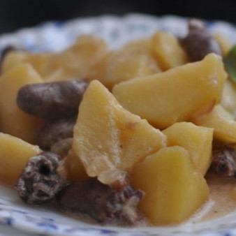 Куриные сердечки в горшочках с картошкой и чесноком