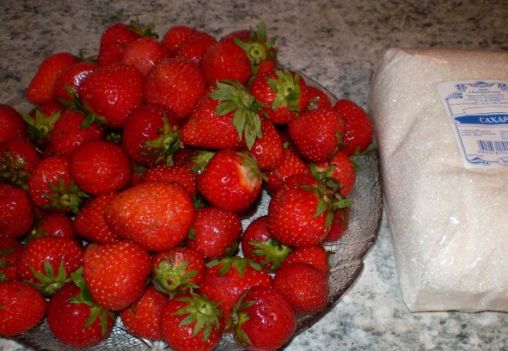 1. Этап. Клубничное варенье янтарное: Ягоды сначала перебираем, а затем промываем. Удаляем у них плодоножки.