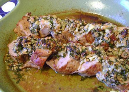 1. Этап. Филе свинины с соусом песто из семечек: 5. Мясо разрезаем порционными кусками, сверху выкладываем песто. Примерно десять минут запекаем еще, оно должно зарумяниться.