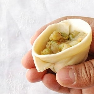 1. Этап. Самса: 13. Из отрезанной половинки сформируйте конусообразный 