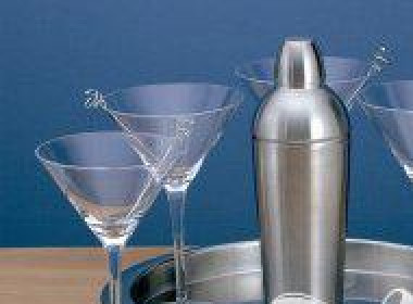 1. Этап. Мартини с беконом: 4. В шейкере смешайте все компоненты коктейля и сразу же вылейте их в бокал.