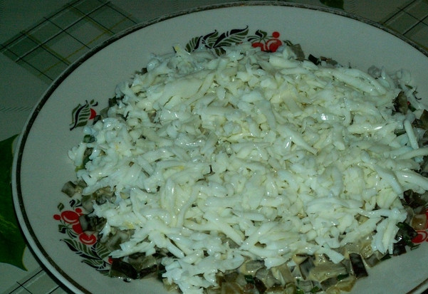 1. Этап. Салат с рыбными консервами: Сваренные яйца очищаем и разделяем на белки и желтки. Белки трем на терке, выкладываем их на майонез.