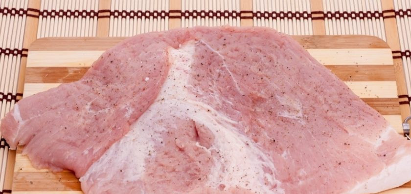 1. Этап. Свинина с курагой: Мясо разделите на 2 части. Каждую отбейте, поперчите и посолите.