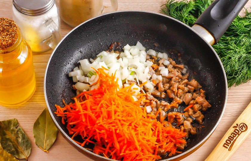 1. Этап. Сармале: В это время натрите морковь на терке с мелкими ячейками, а лук нарежьте мелкими кубиками. Выложите овощные нарезки в сковороду и обжарьте с мясом еще 4-5 минут.