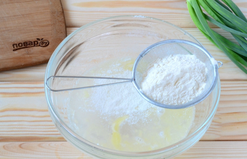 1. Этап. Гошкийде: Смешайте воду с 1 ст. ложкой растопленного сливочного масла и 1 ч. ложкой соли.