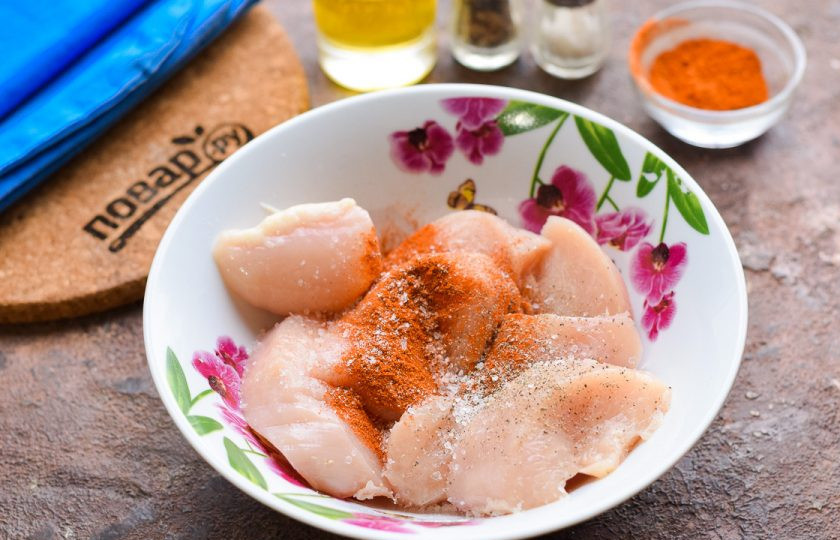 1. Этап. Курица в кефире: Переложите куриное филе в тарелку, добавьте соль и перец, паприку копченую и сушеный чеснок.