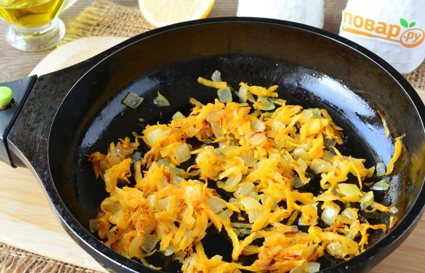 1. Этап. Салат из свеклы с лимонным соком: На растительном масле обжаривайте лук с морковкой. Жарьте 3-4 минут до мягкости. Снимите с огня и остудите.