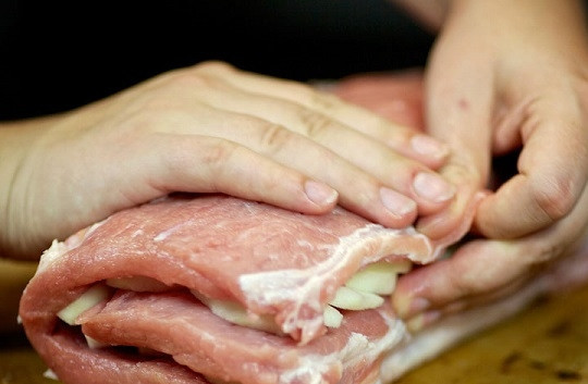 1. Этап. Рулет с сюрпризом: 9. Накройте второй частью мяса. Плотно прижмите, чтобы рулет хорошо держал форму.