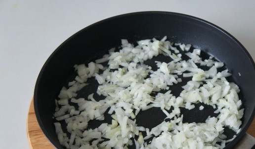 1. Этап. Гречка Птичье молоко: На смеси растительного и сливочного масла слегка обжарим лук.