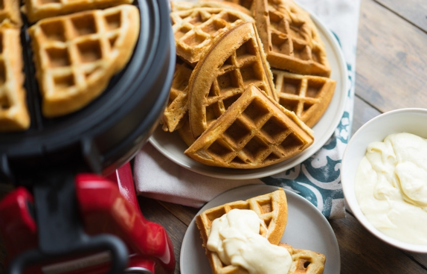 1. Этап. Вафли в вафельнице мягкие: Выпекайте вафли в вафельнице около 4-х минут до румяного цвета. Подавайте вместе с ореховым кремом. Приятного чаепития!