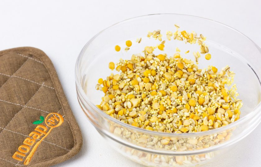 1. Этап. Суворовская каша: Крупы перемешайте и промойте до прозрачной воды.