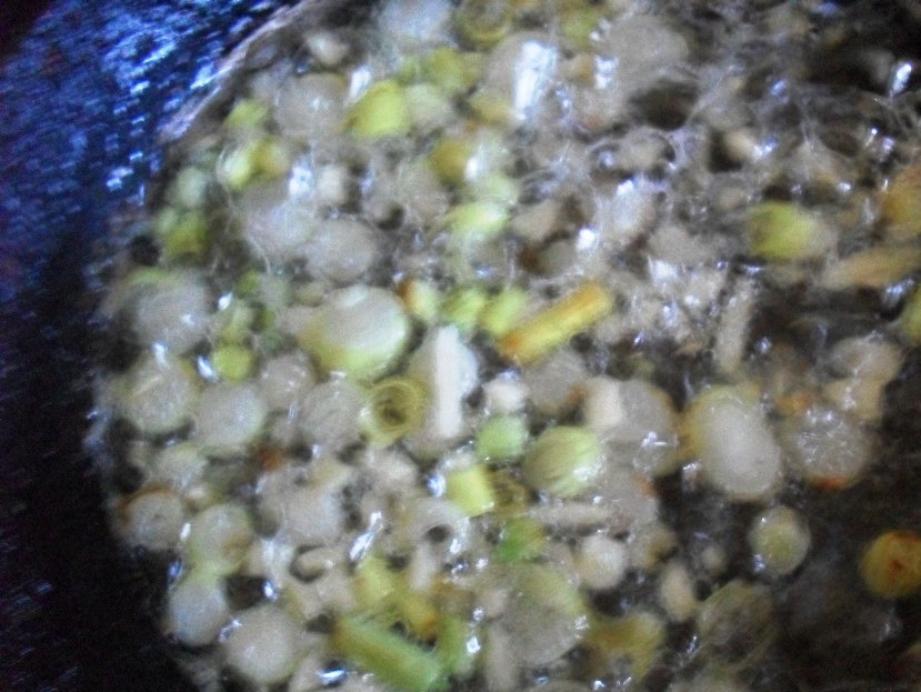 1. Этап. Салат Морской: Лук и чеснок измельчите и обжарьте.