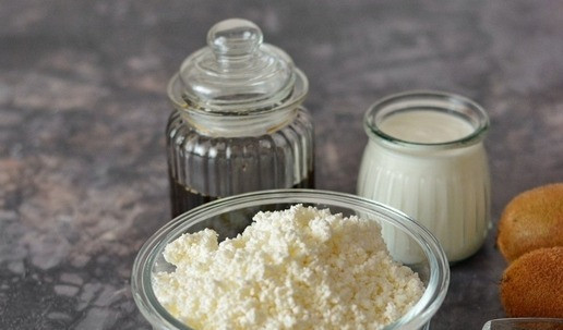 1. Этап. Взбитый творог с кешью и киви: Вот те продукты, которые вам потребуются. Жирность творога выбирайте на своё усмотрение, у меня творог 5 % жирности. Кешью можете заменить на другие орехи, по наличию и вкусу.