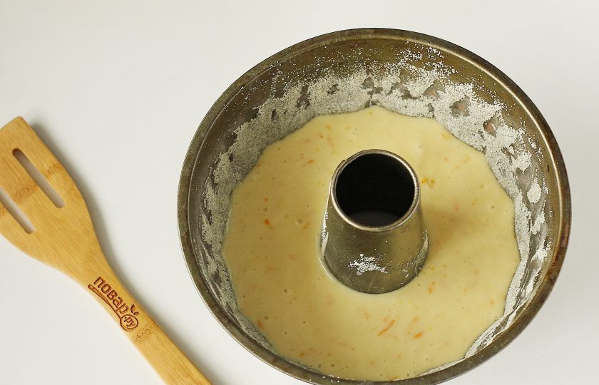 1. Этап. Постный апельсиновый кекс: Перелейте тесто в смазанную маслом форму для запекания, дно и бока которой предварительно обсыпьте мукой или манкой. Выпекайте в духовке при температуре 180 градусов около 40 минут.