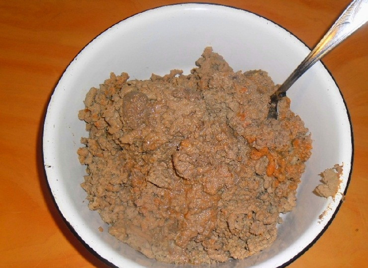 1. Этап. Паштет из куриной печени с овощами: Выкладываю печеночное пюре в миску.