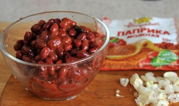 1. Этап. Фасолевый суп из красной фасоли: 5. Через 5-7 минут после картофеля выложите в кастрюлю обжаренный лук и овощную смесь. Когда картофель почти готов, добавьте фасоль. Измельчите чеснок. Выложите в суп чеснок, добавьте паприку. Через минуту можно снимать с огня.