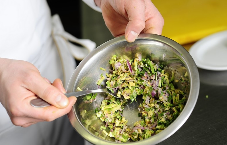 1. Этап. Простой салат из авокадо: Перемешиваем и готово!