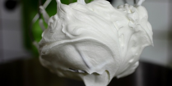 1. Этап. Парфе из куриной печени: Взбейте сливки до устойчивых пиков.