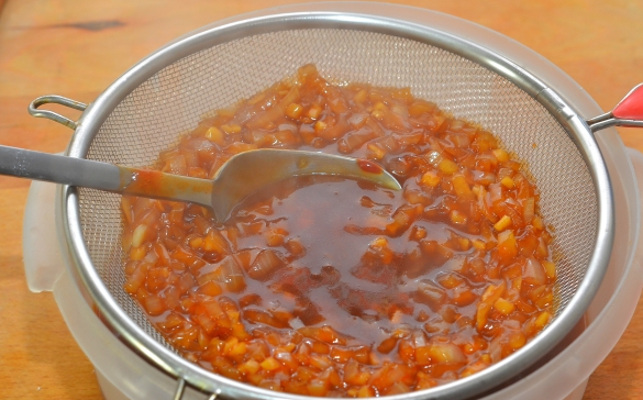 1. Этап. Кисло-сладкий соус для курицы: Как только он достигнет необходимой консистенции, снимаем его с огня и процеживаем. Соус готов, осталось только приготовить курицу. Приятного аппетита!