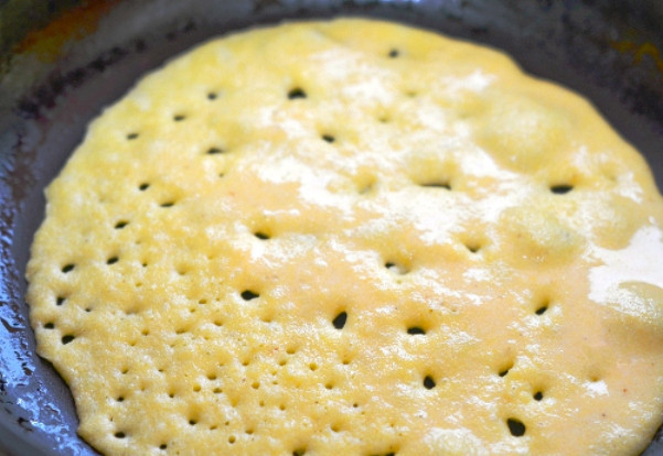 1. Этап. Блины из кукурузной муки: Хорошо разогрейте сковороду, смажьте её растительным маслом и быстро пожарьте блины с двух сторон. На первую сторону должно уходить около минуты, на вторую – 30 секунд.