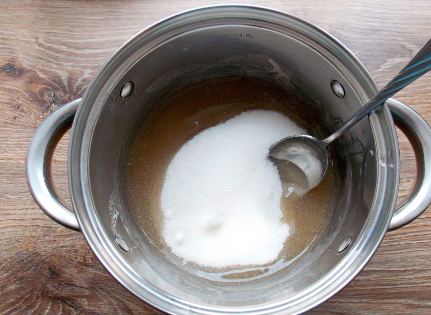 1. Этап. Торт Шоколадное птичье молоко: Набухший агар-агар поставьте на средний огонь и доведите до кипения. Всыпьте 300 грамм сахара и перемешайте. Доведите до кипения и варите на среднем огне в течение 4 минут. Если есть кулинарный градусник, то температура кипения должна быть 110-112 градусов. Снимите с огня и дайте немного остыть.