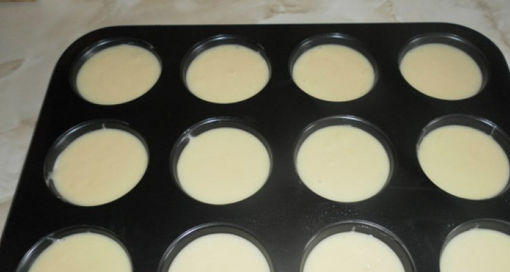 1. Этап. Кексики на молоке: Распределяем тесто по формочкам. У меня одна слитная. Не до краев только наполняйте. Отправляем в разогретую до 180 С духовку на 25 минут.