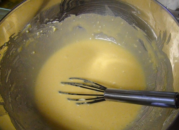 1. Этап. Запеканка творожная с грушей: 2. Добавьте растопленное сливочное масло и всыпьте манную крупу.