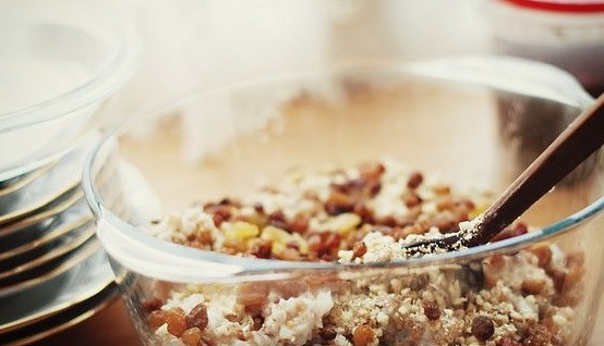 1. Этап. Кутья с яблоками: В стакане узвара растворяем мед. Добавляем узвар с медом в кутью и хорошо перемешиваем. Оставляем настояться. Перекладываем кутью в красивое блюдо, узвар переливаем в красивый кувшин или графин и ставим на стол рядом с еще десятью постными блюдами!