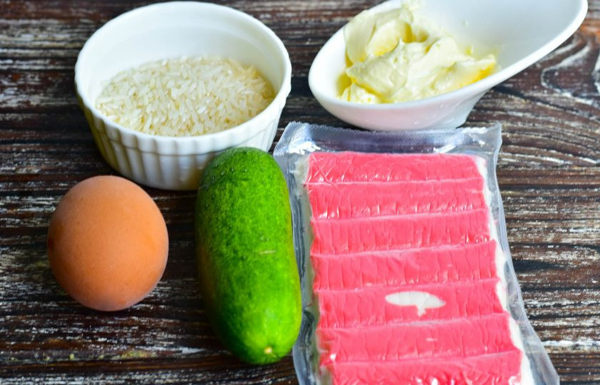 1. Этап. Салат с крабовым мясом по ГОСТу: Подготовьте ингредиенты по списку.