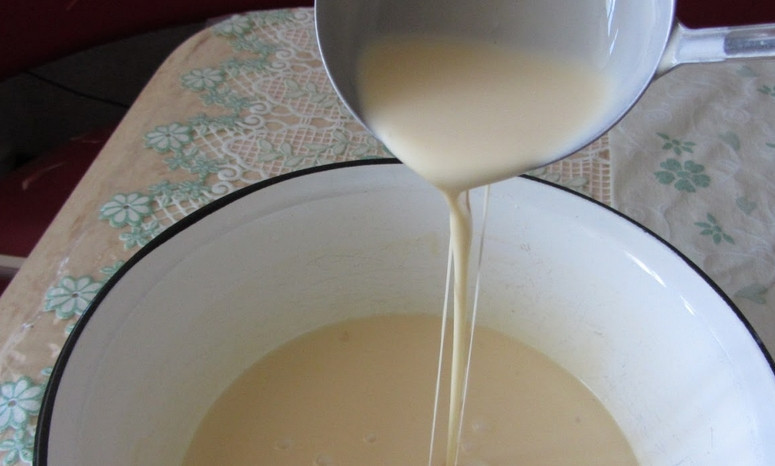 1. Этап. Ажурные блинчики: Вливаем в миску молоко и растительное масло, вбиваем яйца. Засыпаем просеянную муку, добавляем немного соли и сахара. Замешиваем однородное тесто.