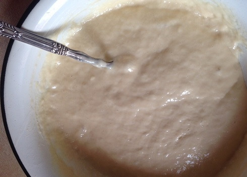 1. Этап. Оладьи на молоке и дрожжах: Перемешиваем, накрываем полотенцем и опять отправляем в теплое место минут на 40.