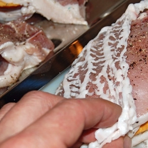 1. Этап. Свиная корейка с домашним кетчупом: Каждый кусочек мяса оборачиваем нашим сальником. Корейка должна оказаться как бы в мешочке из сальника.