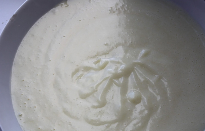 1. Этап. Пирожное Эстерхази: 2. Для крема в сотейник наливаем 100 миллилитров молока, добавляем крахмал, вводим желтки, сахар и оставшееся молоко, отправляем на средний огонь. Все время перемешиваем и доводим до кипения, варим несколько минут. Убираем с огня и мешаем еще минуту, затем переливаем в другую посуду, накрываем пленкой и отставляем.