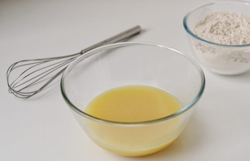 1. Этап. Постный морковный торт: В отдельной ёмкости смешайте сок и сахар. Затем влейте туда растительное масло. Взбейте миксером, пока сахар полностью не растворится. Добавьте уксус и снова взбейте.