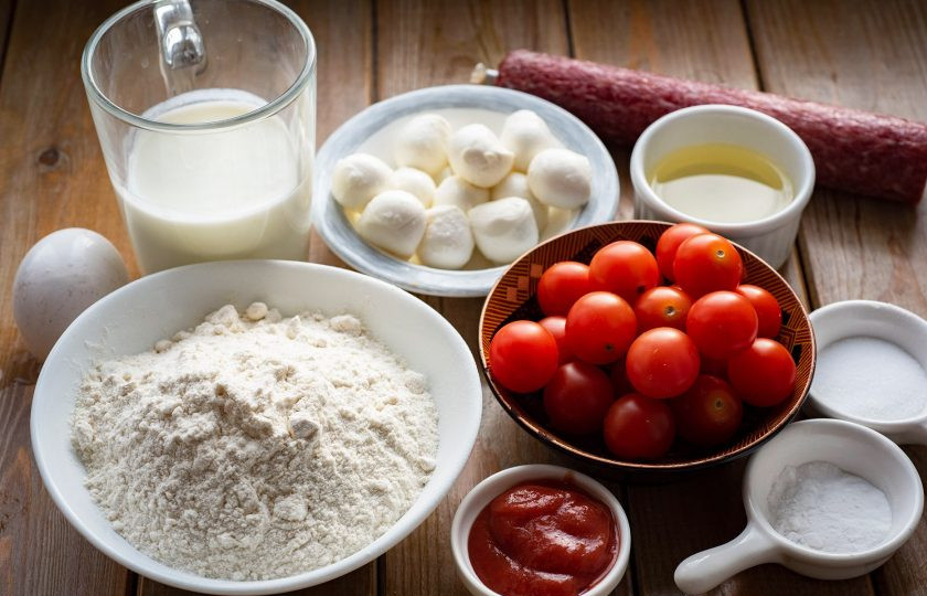 1. Этап. Пицца Сердце: Выложите все ингредиенты на стол. Помидорки черри помойте.