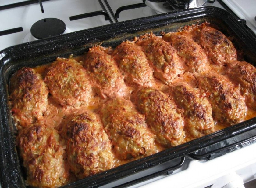 1. Этап. Ленивые голубцы из индейки: 8. Заливаем соусом наши котлеты, отправляем их в разогретую до 200 градусов духовку. В среднем ленивые голубцы из индейки готовятся около 40 минут.