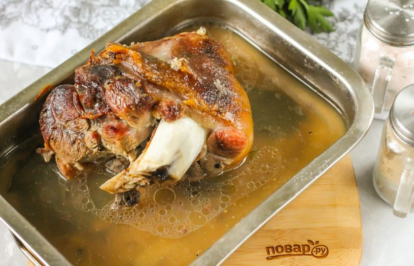 1. Этап. Айсбайн: По истечению этого времени извлеките противень, удалите фольгу и слейте половину получившегося бульона.