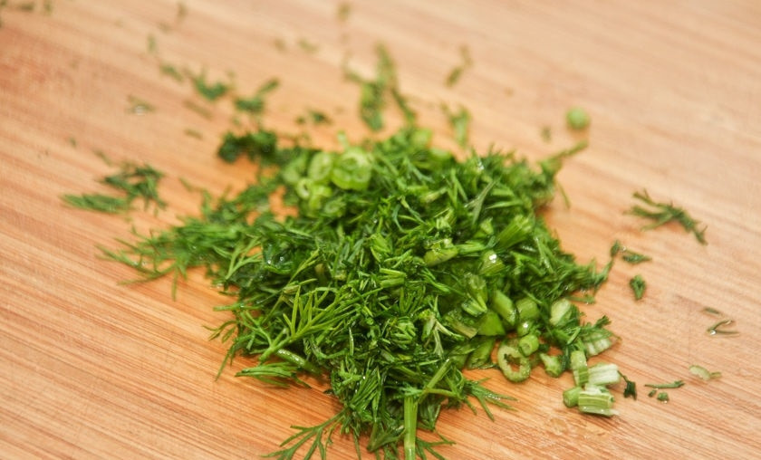 1. Этап. Полендвица с картошкой: 8. Зелень мою и вытираю салфетками, измельчаю ножом.