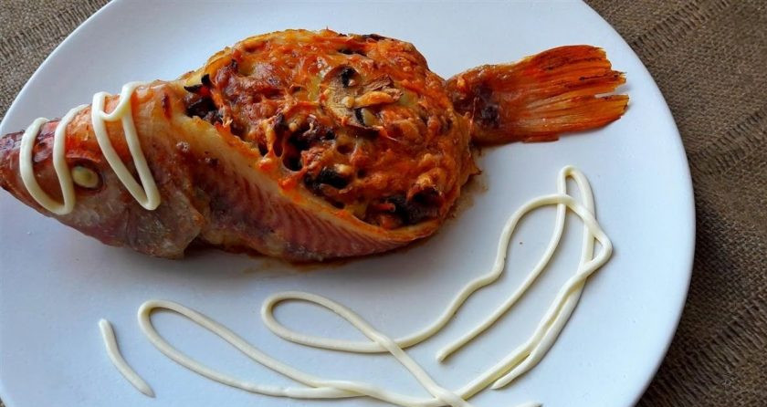 1. Этап. Жюльен в рыбе: 5. Отправьте рыбу на застеленном пергаментной бумагой противне в духовку примерно на 25-30 минут.