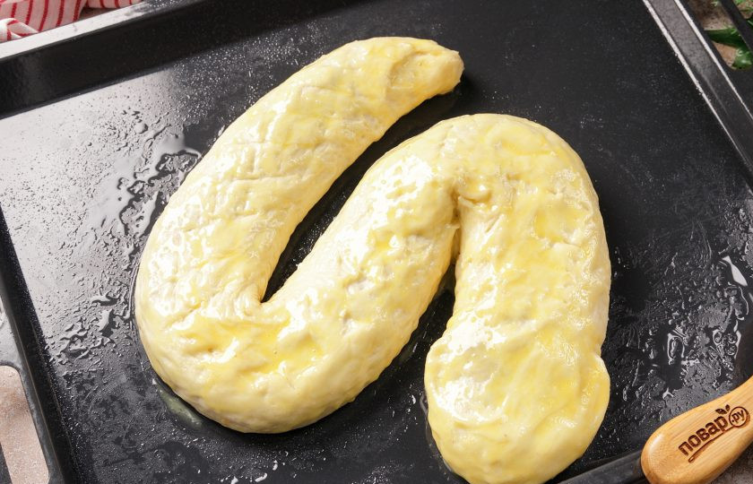 1. Этап. Новогодний пирог Змейка: Затем смажьте желтком и выпекайте в духовке при температуре 180 градусов около 30 минут. Ориентируйтесь на свою духовку.