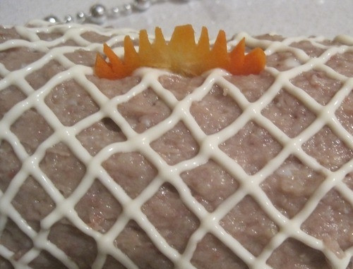 1. Этап. Сельдь рубленая: Украсьте рыбу сеткой из майонеза, аккуратно выдавливая ее из маленького надреза в упаковку, как из кондитерского шприца. Сделайте небольшие плавнички, вырезав их из отварной морковки.