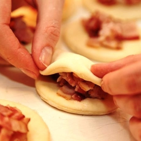 1. Этап. Пирожки со шпиком: Складываем пирожки пополам.