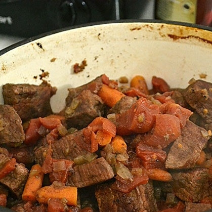 1. Этап. Говядина по-бургундски: Ставим кастрюлю с мясом в духовку, разогретую до 190 градусов, на 2 часа. Затем достаем кастрюлю из духовки, ставим на средний огонь и увариваем соус до нужной консистенции.